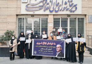 تجمع داوطلبان آزمون فرهنگیان در اعتراض به عدم ابلاغ مصوبه افزایش سن
