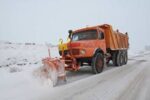تلاش راهداران تفرش برای برفروبی، نمکپاشی و بازنگه داشتن گردنه نقره کمر